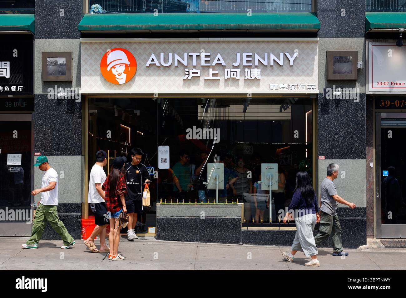 Auntea Jenny ���ϰ���, 39-07 Prince St, Queens, New York, NYC storefront of a bubble tea cafe in Downtown Flushing ŦԼ �~�s ���� ���� Stock Photo