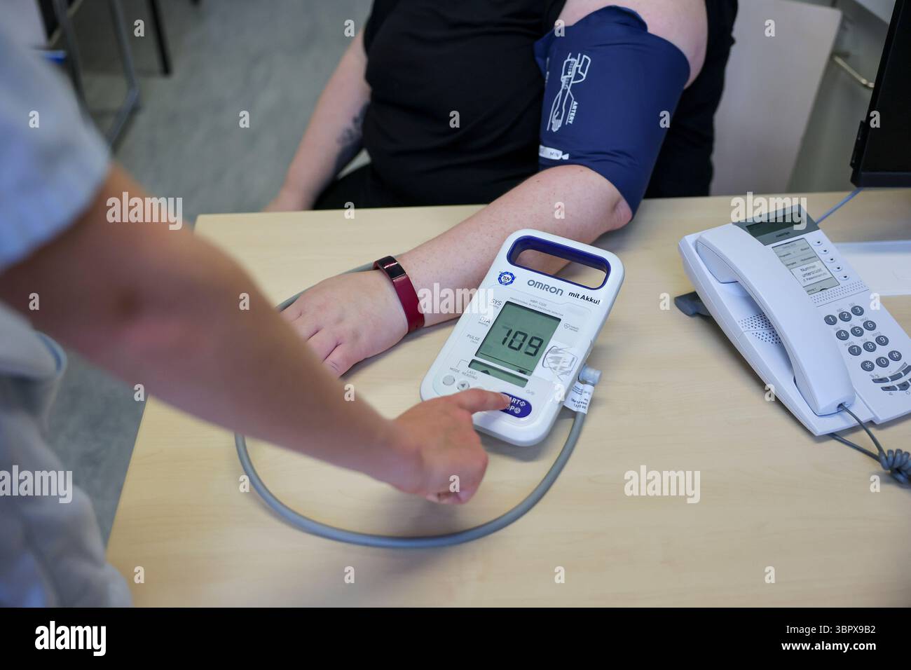 Morbid Example PRODUCTION - 06 June 2025, Saxony, Leipzig: The blood pressure of a ...
