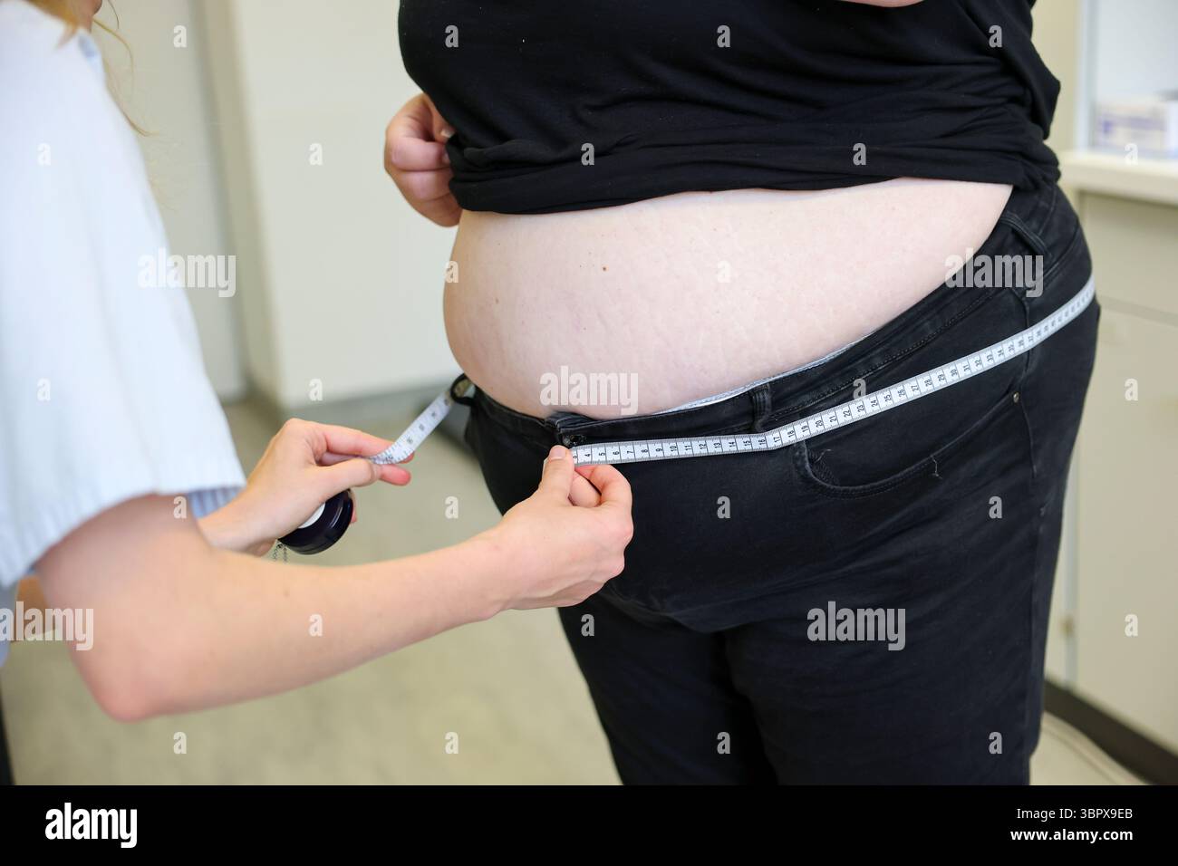 Morbid Example PRODUCTION - 06 June 2025, Saxony, Leipzig: The hip circumference of a ...