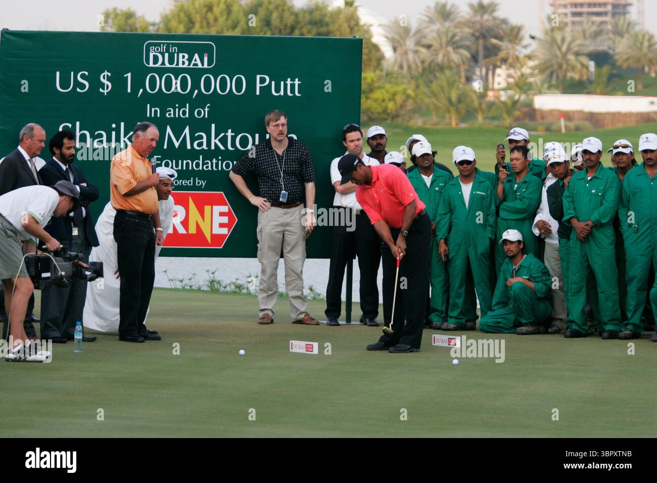 Tiger Woods putting for a million dollars for charity foundation at the prize presentation ceremony, Dubai Desert Classic, Emirates GC, UAE. 5th February 2006, day 4. Mandatory Photo Credit: Mark Newcombe / visionsingolf.com   The 2006 Dubai Desert Classic was held from February 2 to February 5, 2006, at the Emirates Golf Club in Dubai, United Arab Emirates.     The tournament was won by Tiger Woods, who claimed victory after a thrilling playoff against Ernie Els. Stock Photo