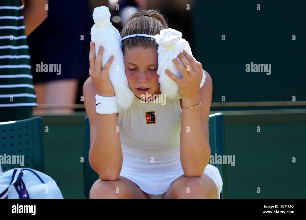 hannah-klugman-cools-down-during-her-girls-singles-match-against