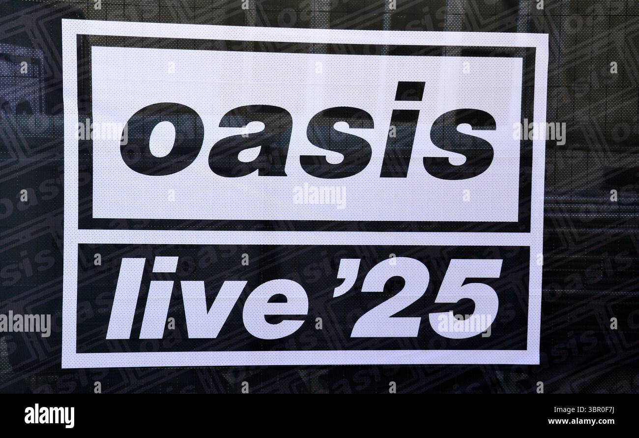 Oasis live 25 hi-res stock photography and images - Alamy