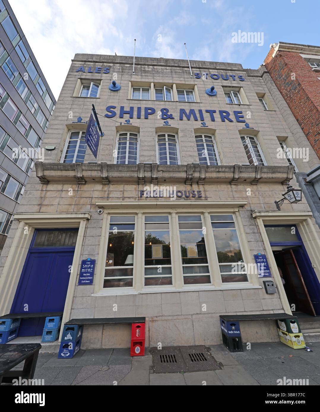 Low angle view of classic CAMRA pub, Ship & Mitre, Dale Street, Liverpool, Merseyside, England, UK , L2 2JH Stock Photo