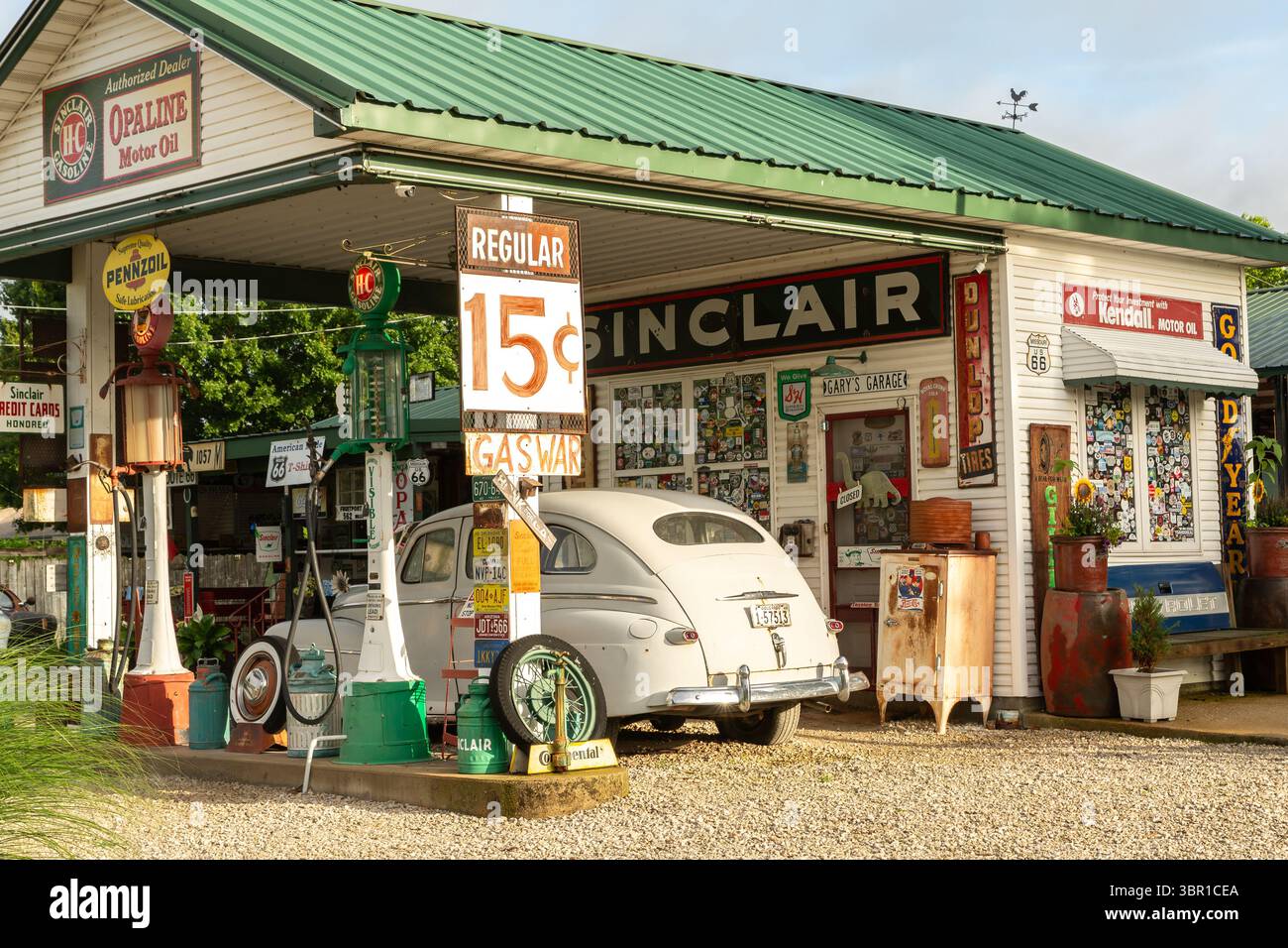 Ash Grove, Missouri USA - June 18th, 2025: Gary’s Gay Parita vintage service station and tourist attraction on historic Route 66. Stock Photo