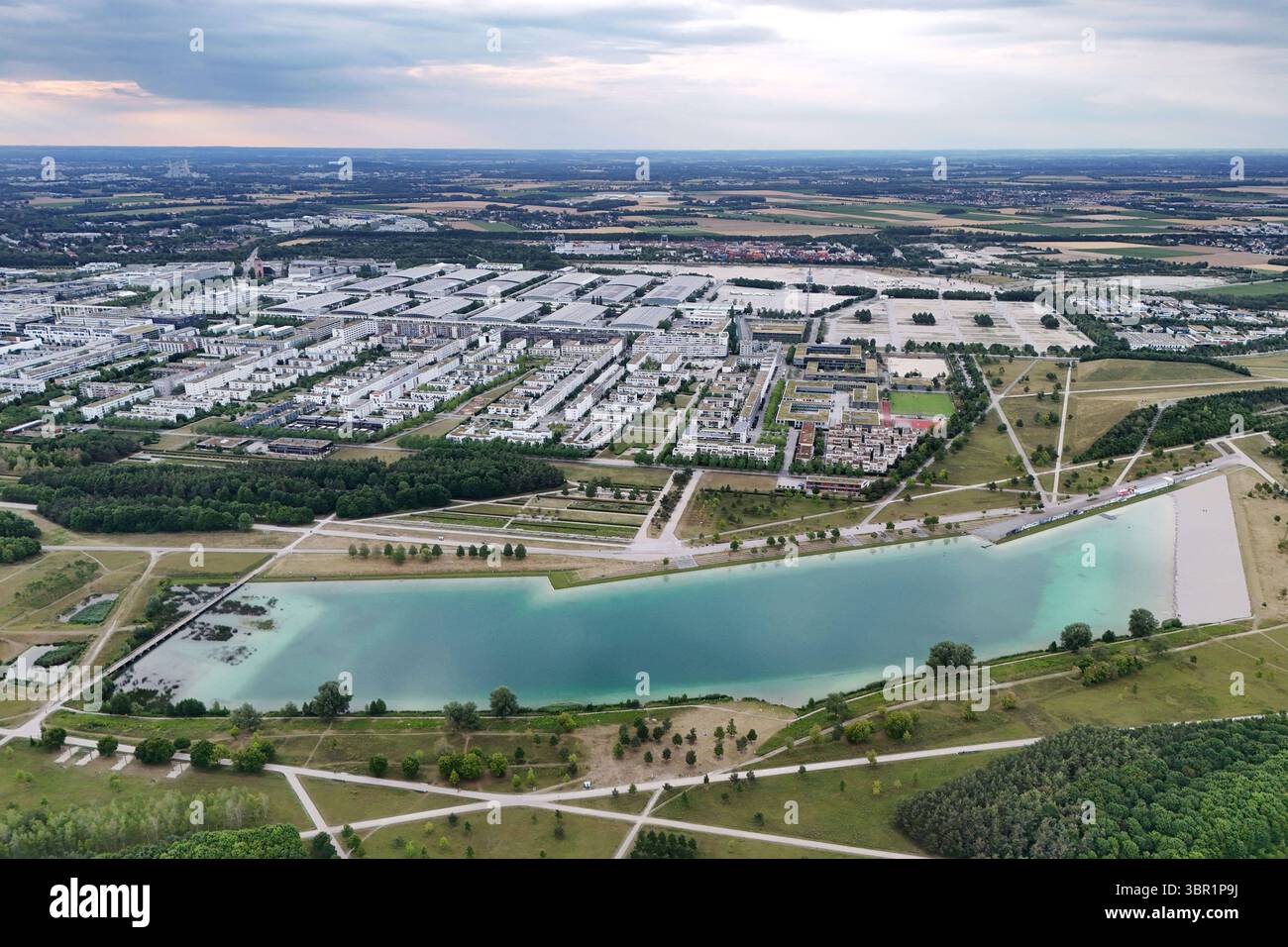 Blick auf den Buga See,Riemer See mit dem Stadtteil Muenchen Messestadt ...