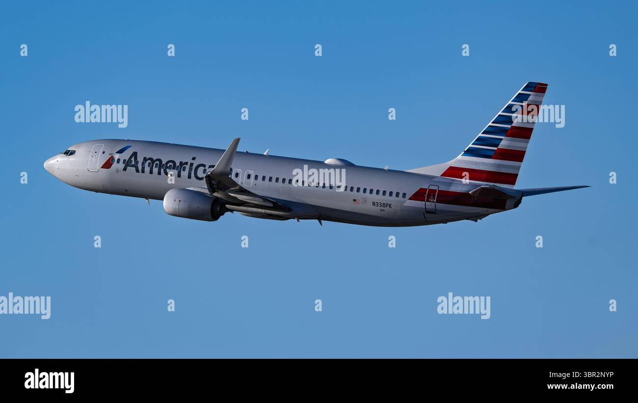 American airlines boeing 737 800 hi-res stock photography and