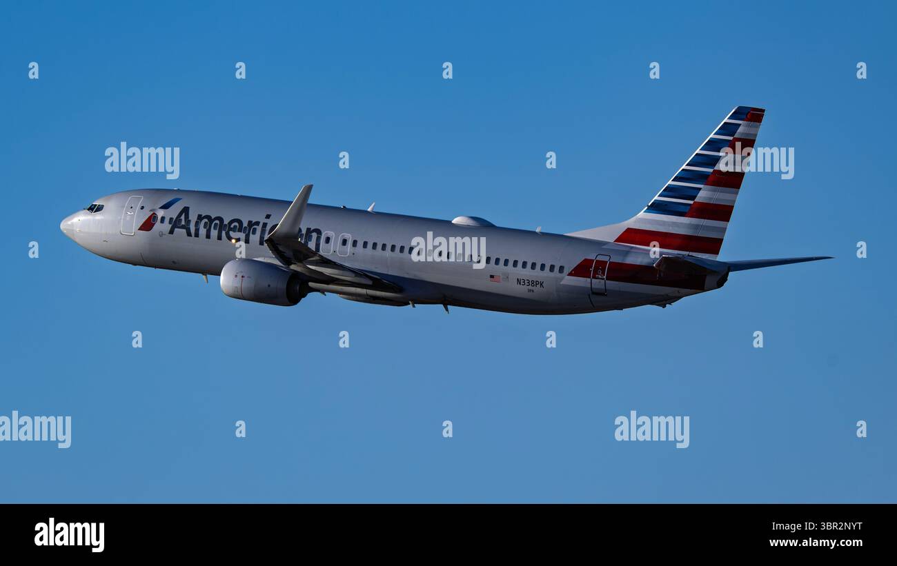 American airlines boeing 737 800 hi-res stock photography and