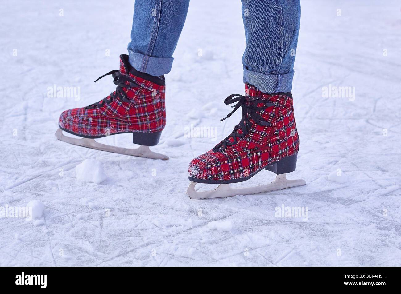 Beine in Frauenschlittschuhen in Grossaufnahme Stock Photo