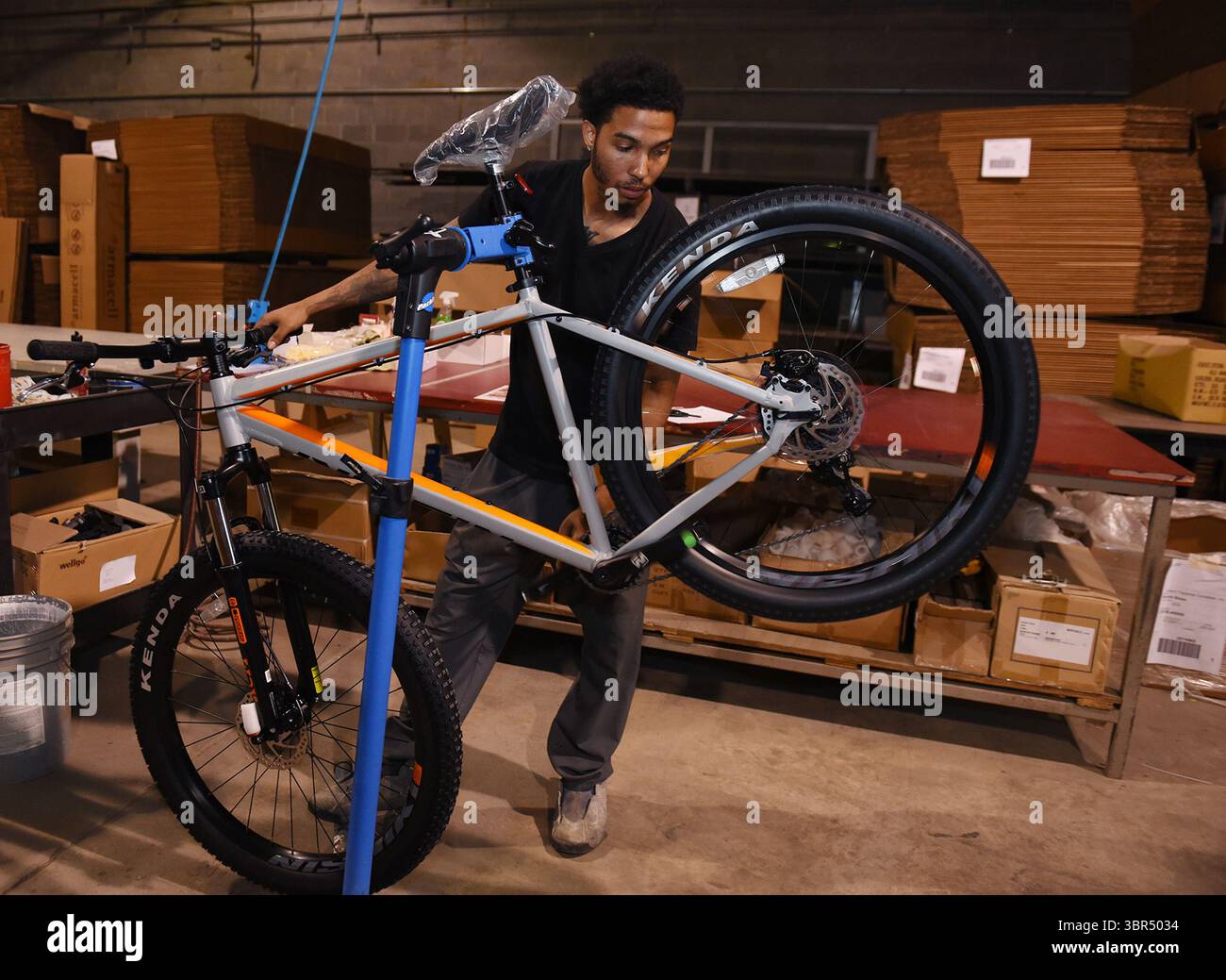 June 25, 2020, Detroit, MI, USA: Brian Hardman, 30, does a final inspection on a bike as Detroit Bikes is partnering with Schwinn to build 500 models of their 1965 Collegiate bike, on June 25, 2020, in Detroit. (Credit Image: © TNS via ZUMA Wire) Stock Photo