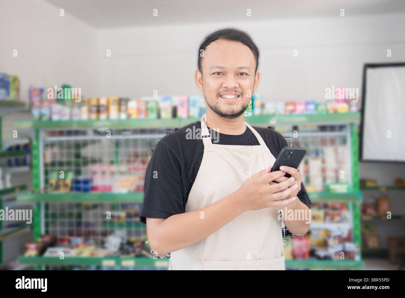 Grocery store employee smiles hi-res stock photography and images - Alamy