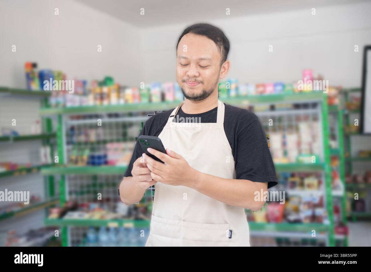Grocery store employee smiles hi-res stock photography and images - Alamy