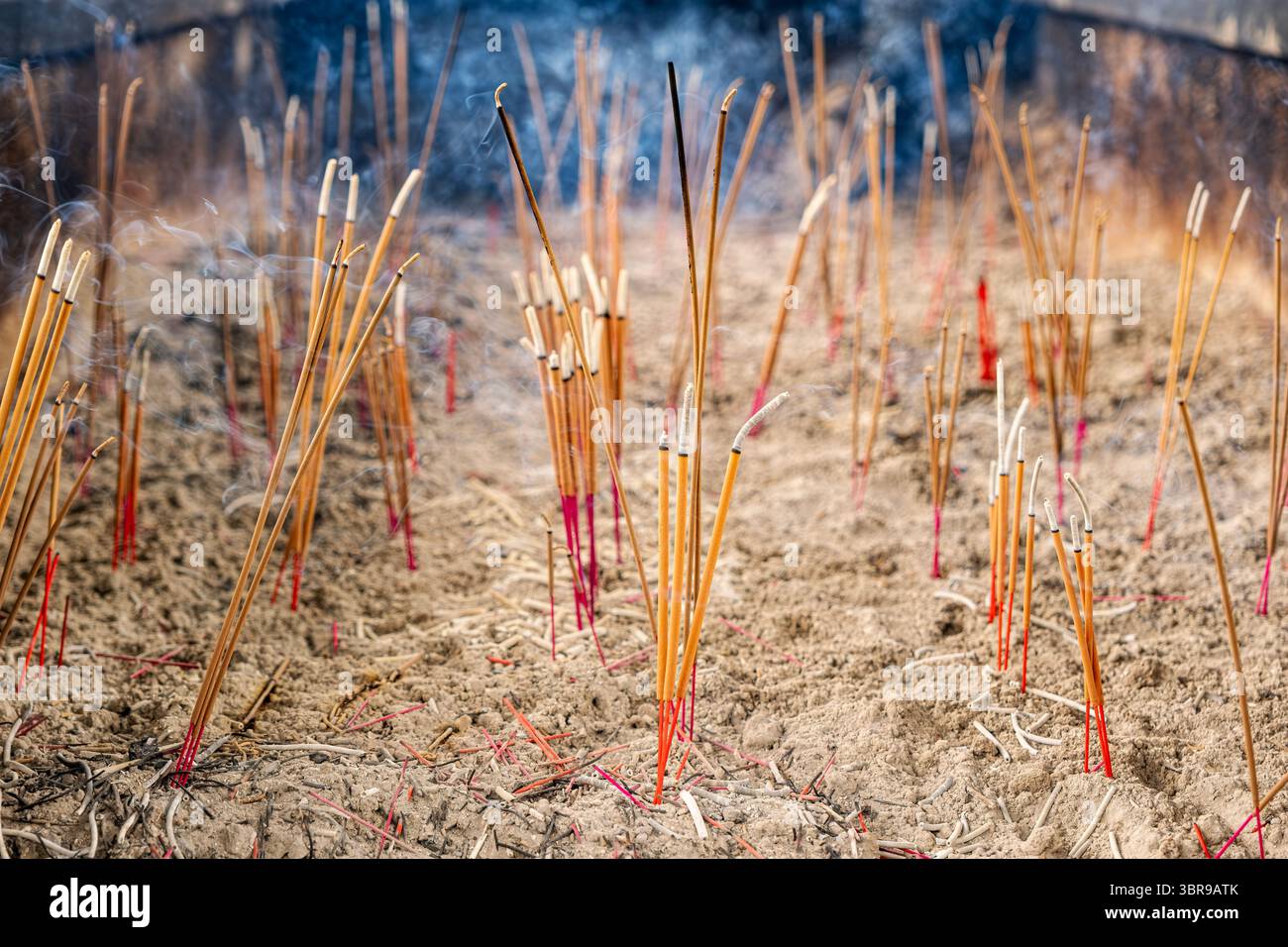 People pray temple joss stick hi-res stock photography and images - Alamy