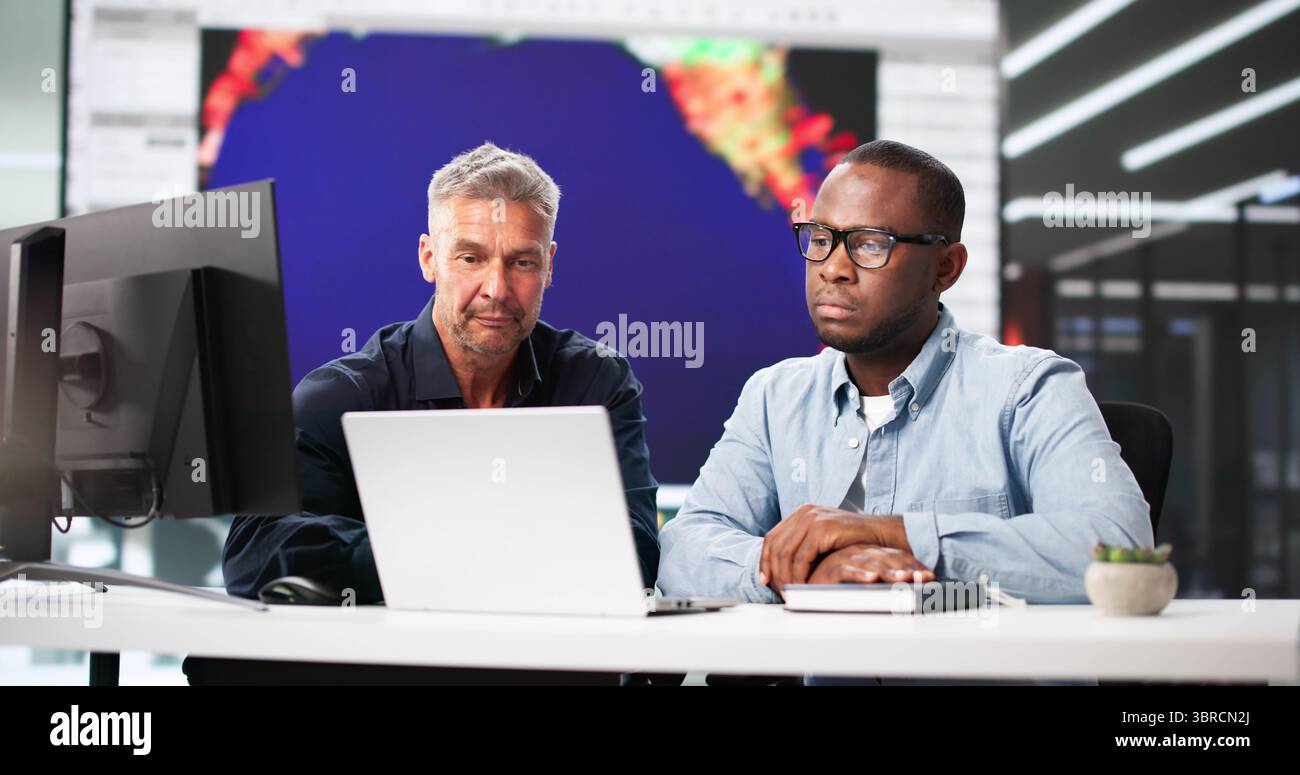 Scientists tracking computer hi-res stock photography and images - Alamy
