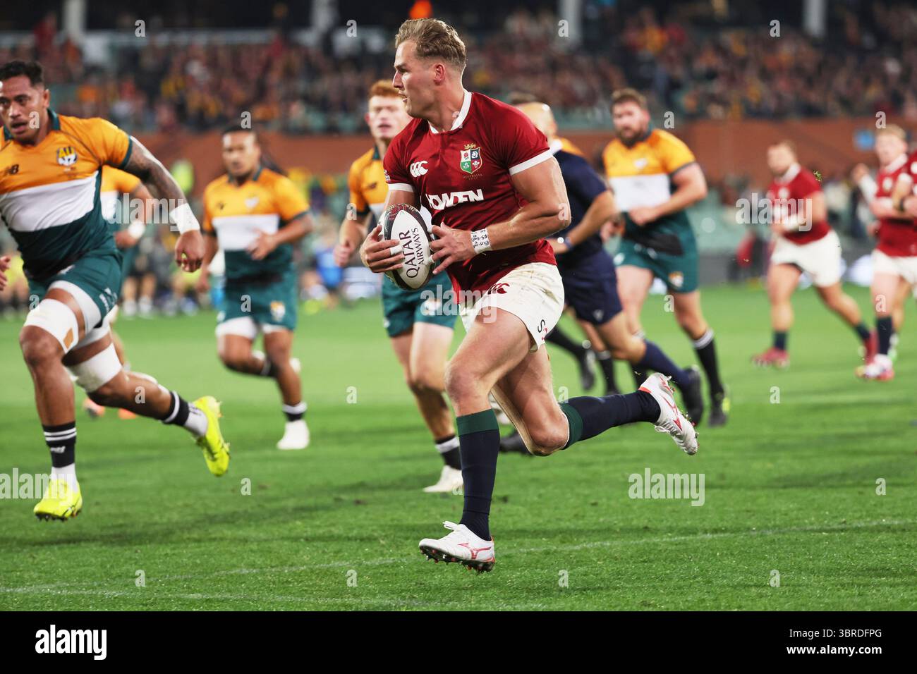 Duhan van der Merwe of the British & Irish Lions runs to score a try ...