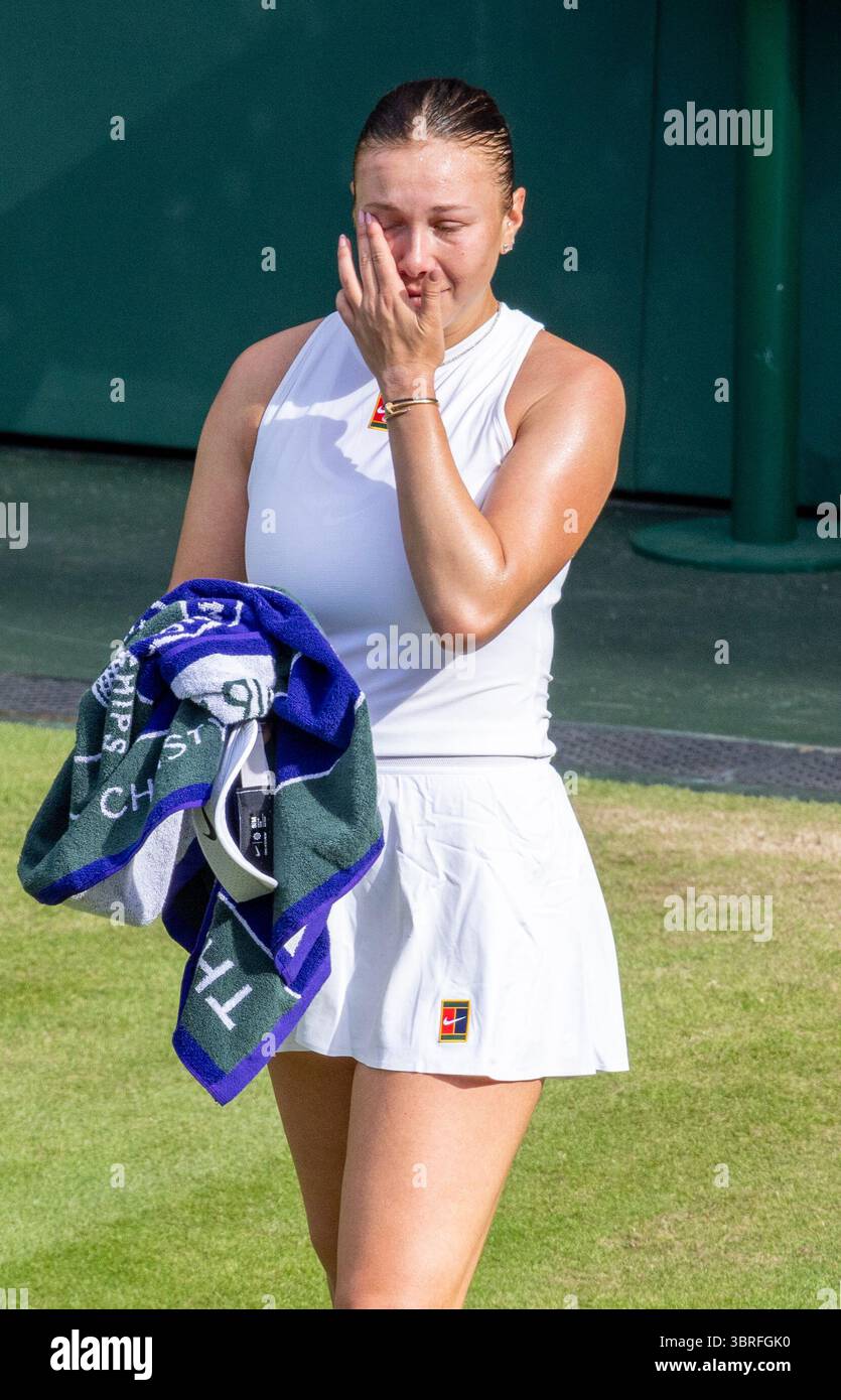 Duchess of Cambridge congratulating a player