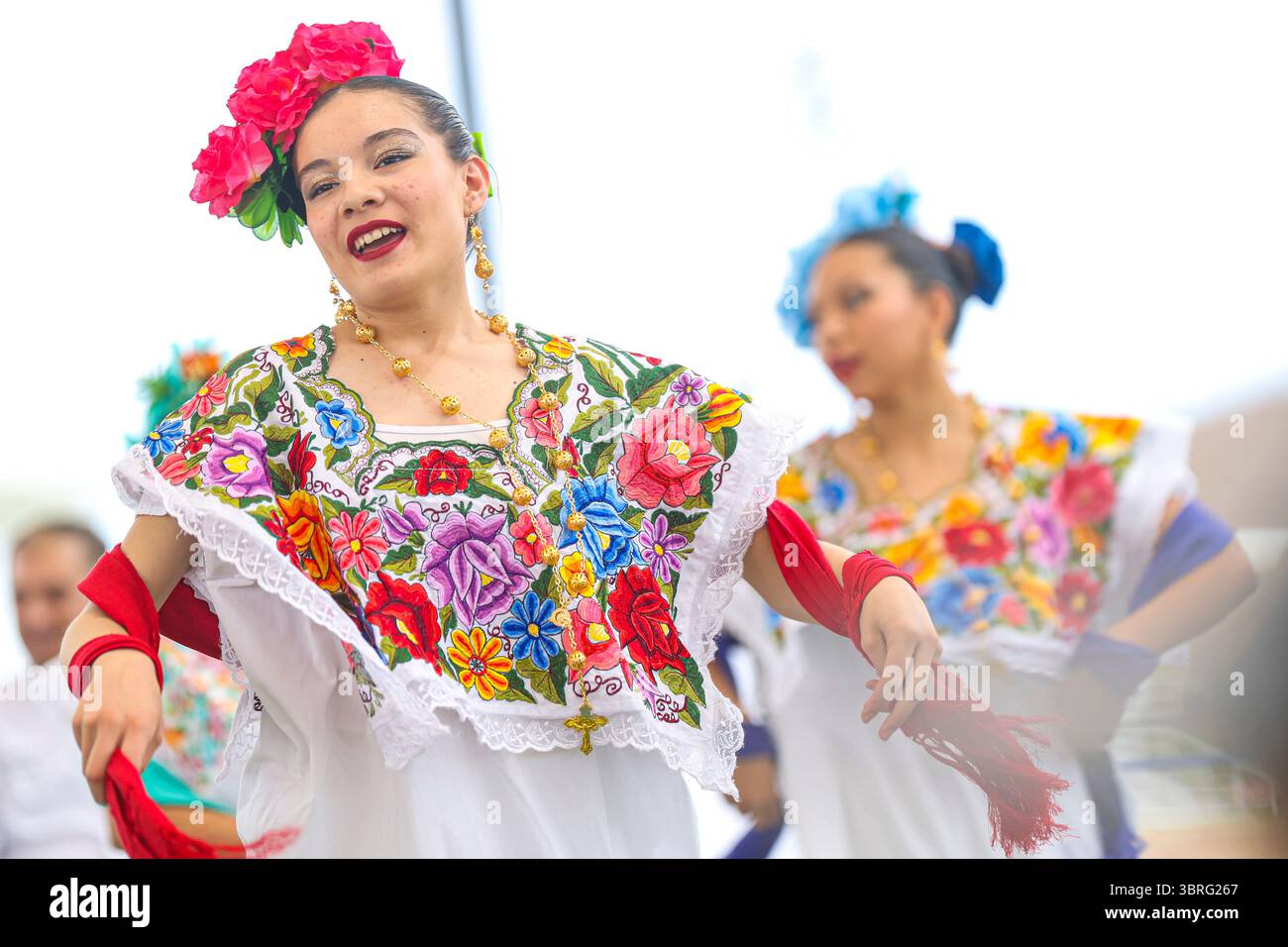 Mexican folk dance hi-res stock photography and images - Page 23 - Alamy, image size:1300x956