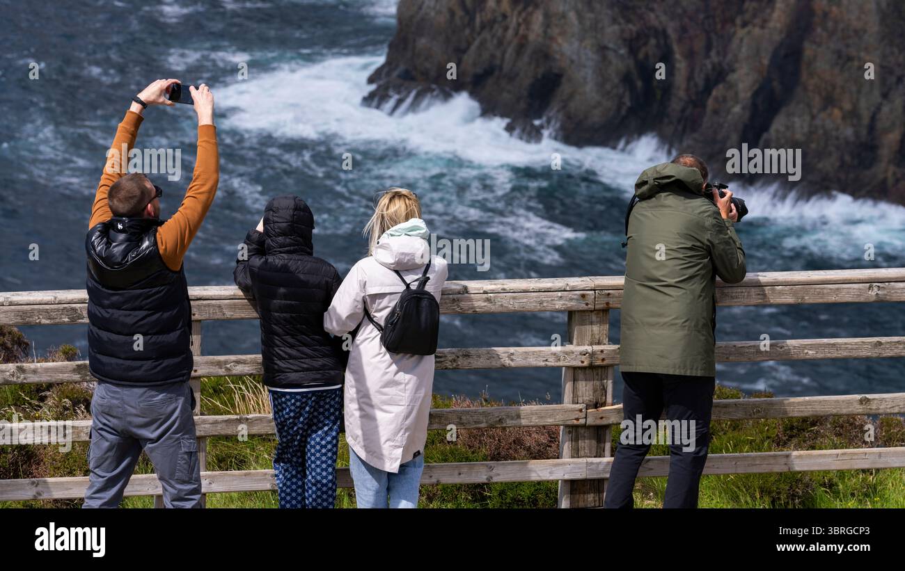 Sliabh Liag The Legendary Midnight Silkie Peated Irish Whiskey Gift Set |  750 ml Bottle, image size:1300x821