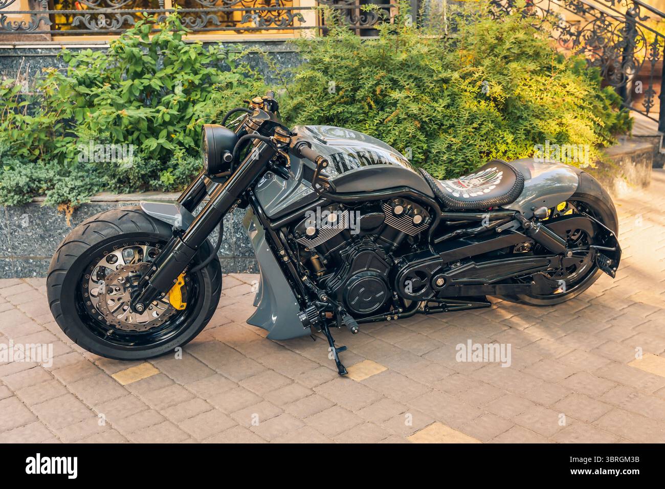 Moto harley davidson road king hi-res stock photography and images - Alamy, image size:1300x956