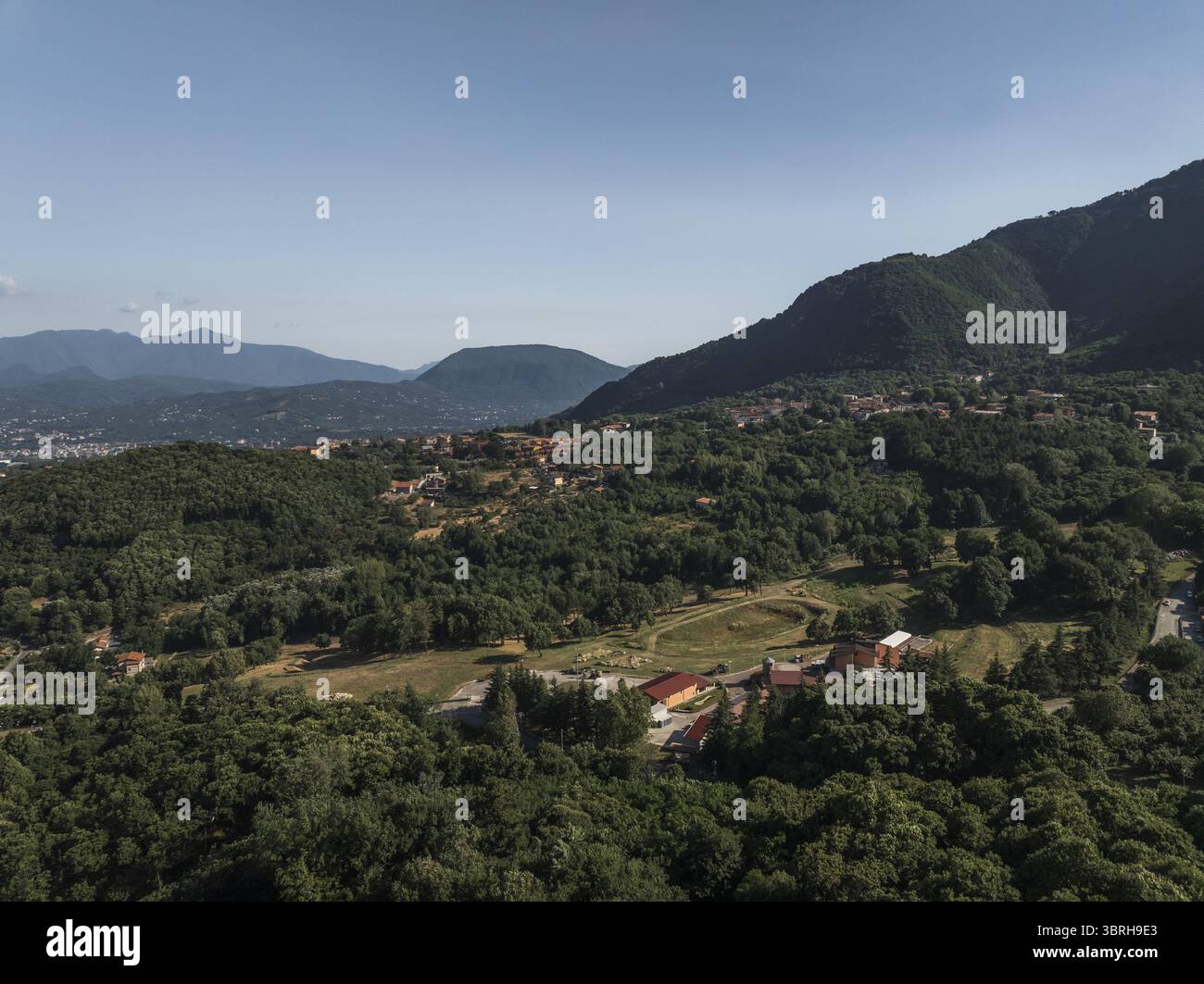 Aerial view dense forest rolling hi-res stock photography and images ...