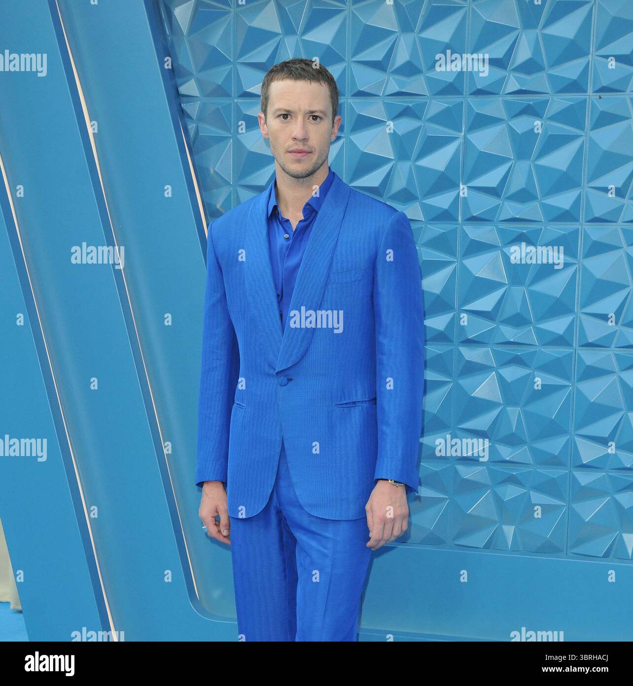 Sagoma Di Cartone A Grandezza Naturale Di Joseph Quinn (Blue Suit) - Celebrity Cutouts, Realistica, Alta Definizione, Articolo Da Collezione