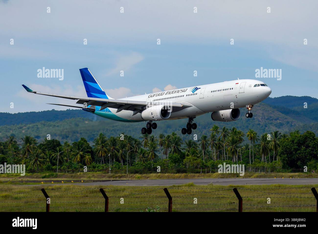Garuda indonesia a330 300 hi-res stock photography and images - Alamy