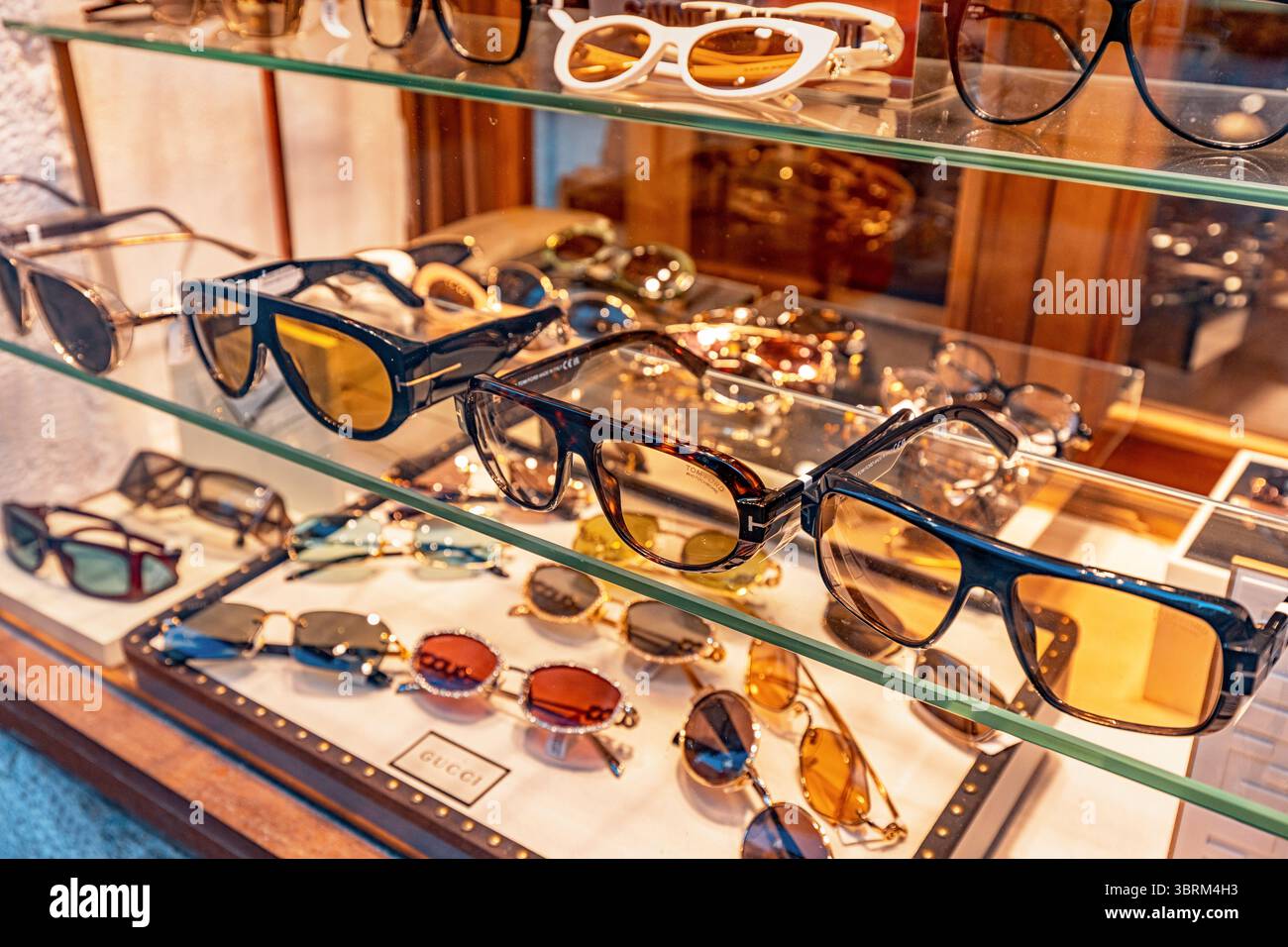 Gucci sunglasses hi-res stock photography and images - Alamy display picture 3