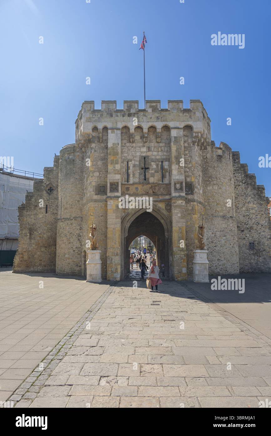Southampton city walls castle gate hi-res stock photography and images ...