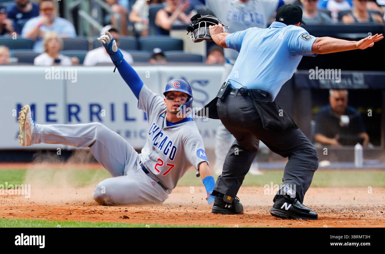 Chicago Cubs’ Seiya Suzuki (27) scores a run during the seventh inning
