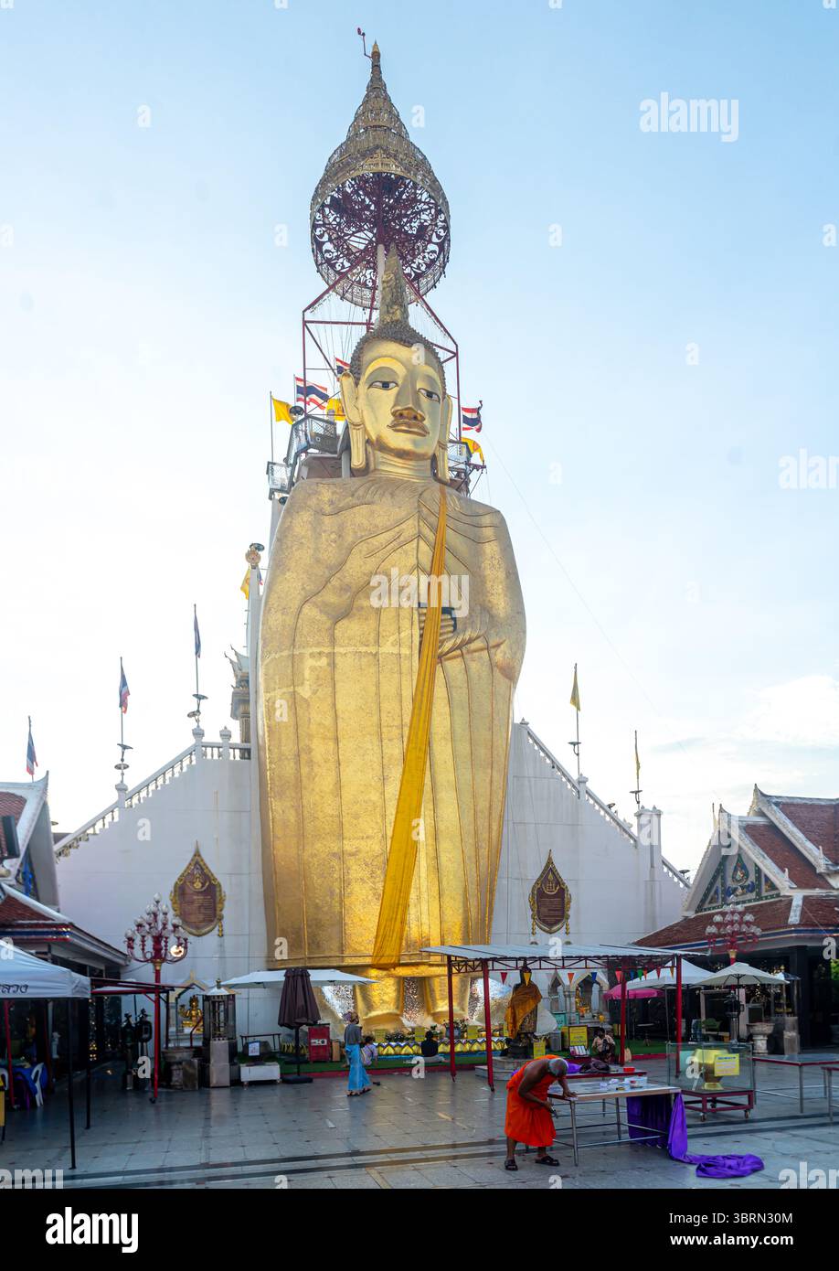 32 metres (105 ft)  Buddha statue, Luang Pho To or "Phra Si Ariyamettrai", Wat Intharawihan, Bangkok, Thailand Stock Photo