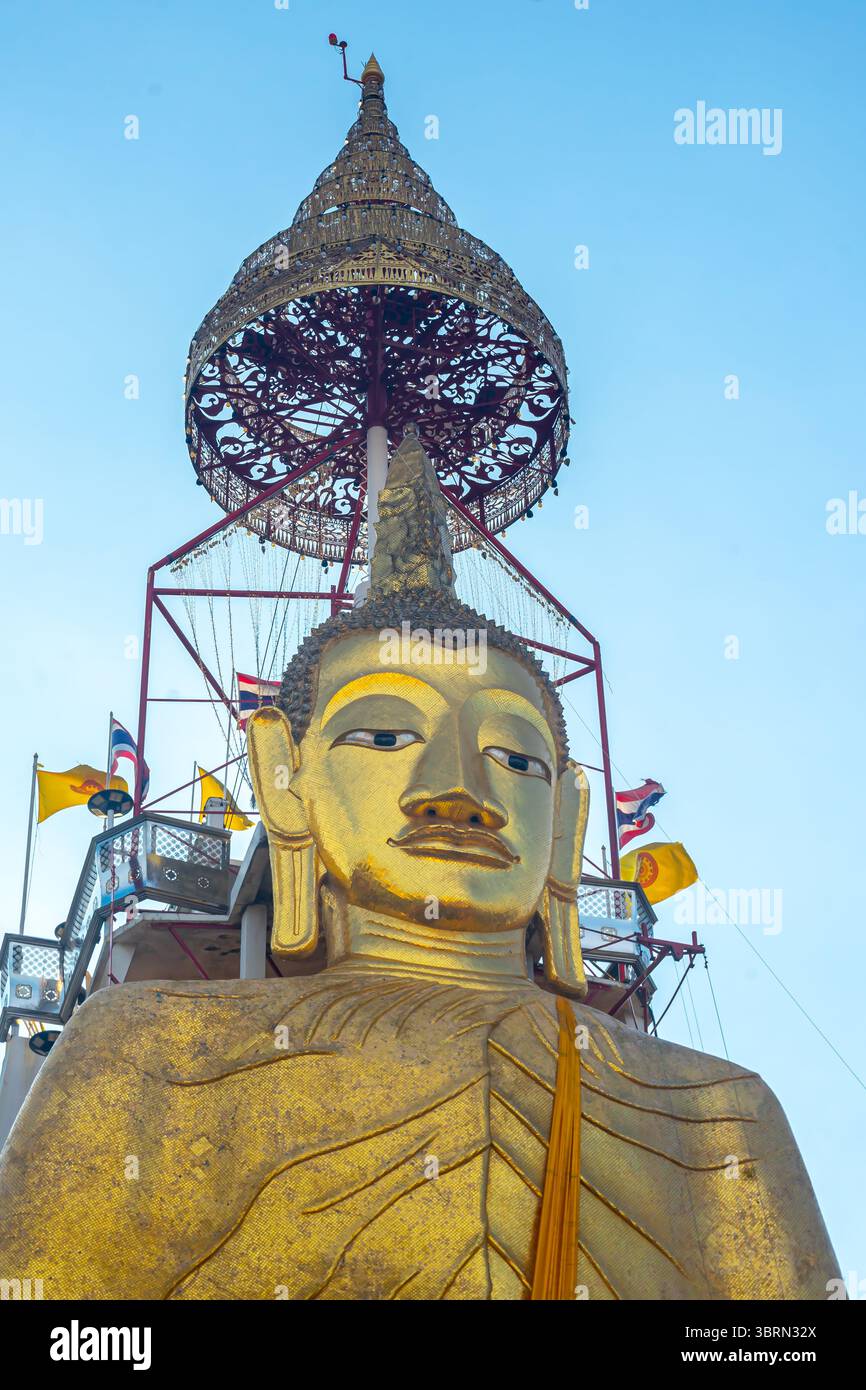 32 metres (105 ft)  Buddha statue, Luang Pho To or "Phra Si Ariyamettrai", Wat Intharawihan, Bangkok, Thailand Stock Photo