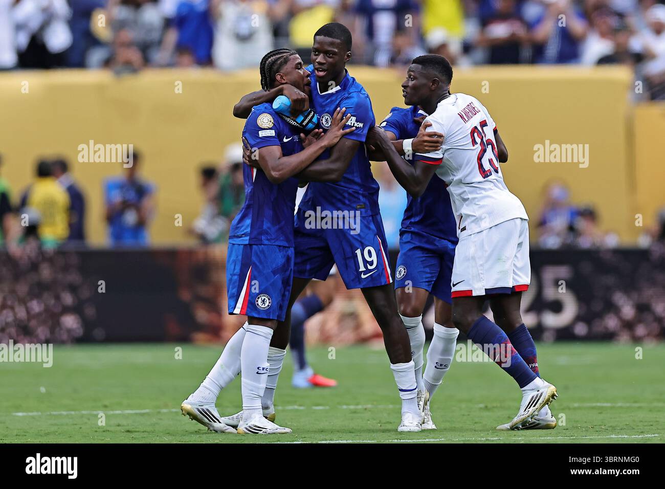 East Rutherford, United States. 12th July, 2025. Joao Pedro of Chelsea FC discuss with Nuno Mendes of PSG, during the match between Chelsea FC and PSG for the Final of the FIFA Club World Cup 2025, at MetLife Stadium in East Rutherford, United States, on July 12, 2025. Photo: Heuler Andrey/DiaEsportivo/Alamy Live News Credit: DiaEsportivo/Alamy Live News Stock Photo