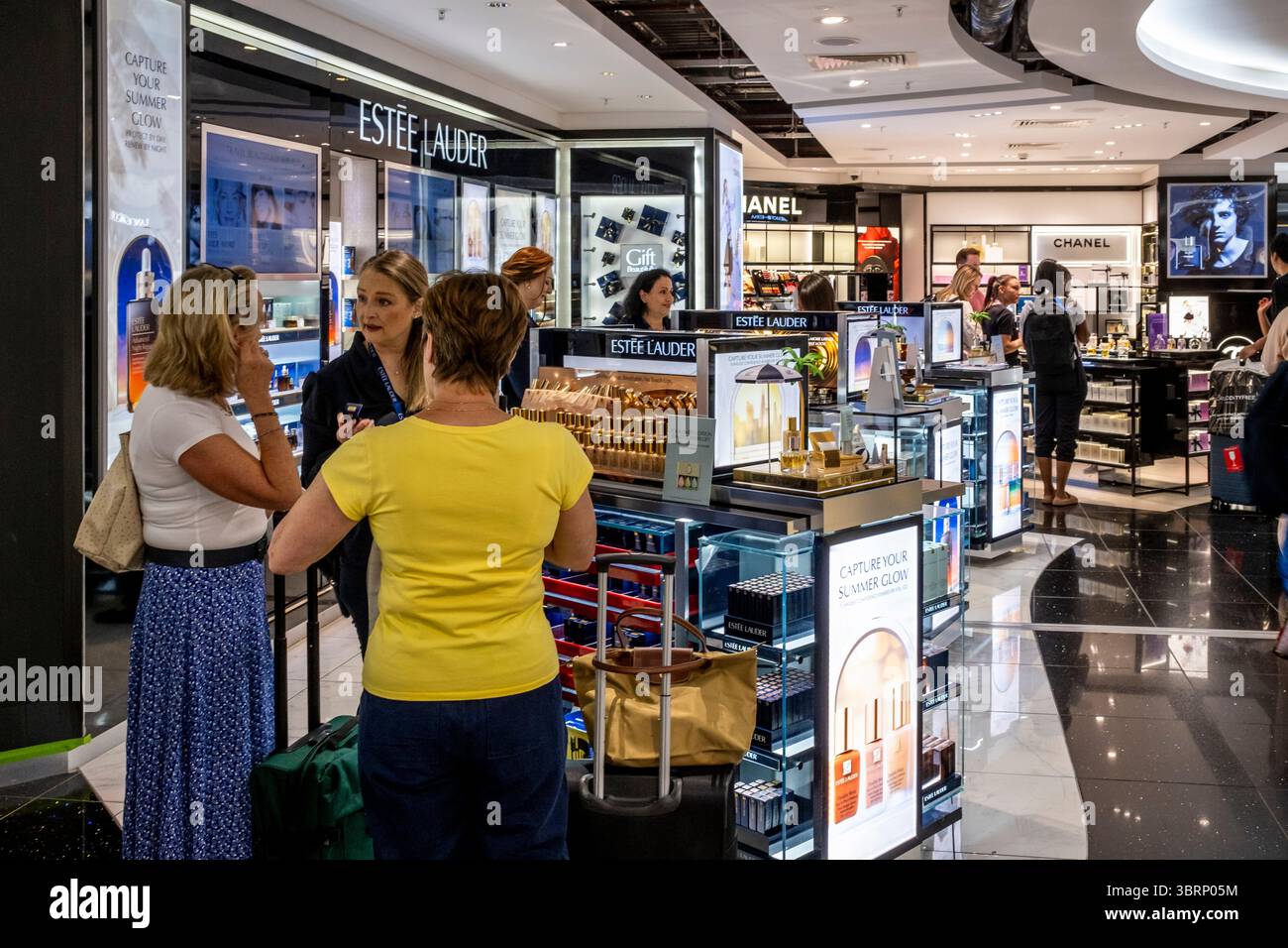 Airport duty free shopping gatwick hi-res stock photography and images