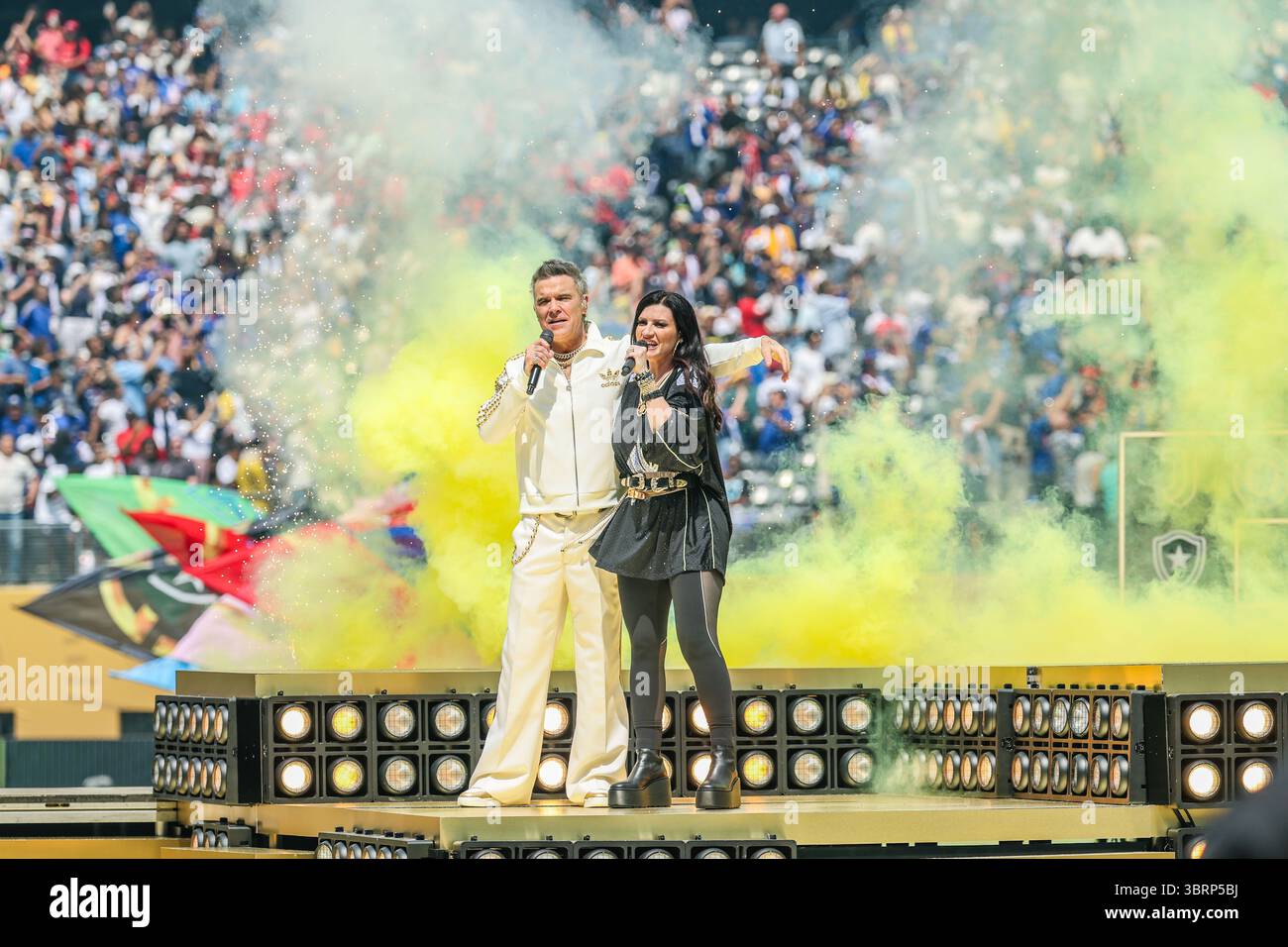 Robbie Williams and Laura Pausini perform before the FIFA Club World ...