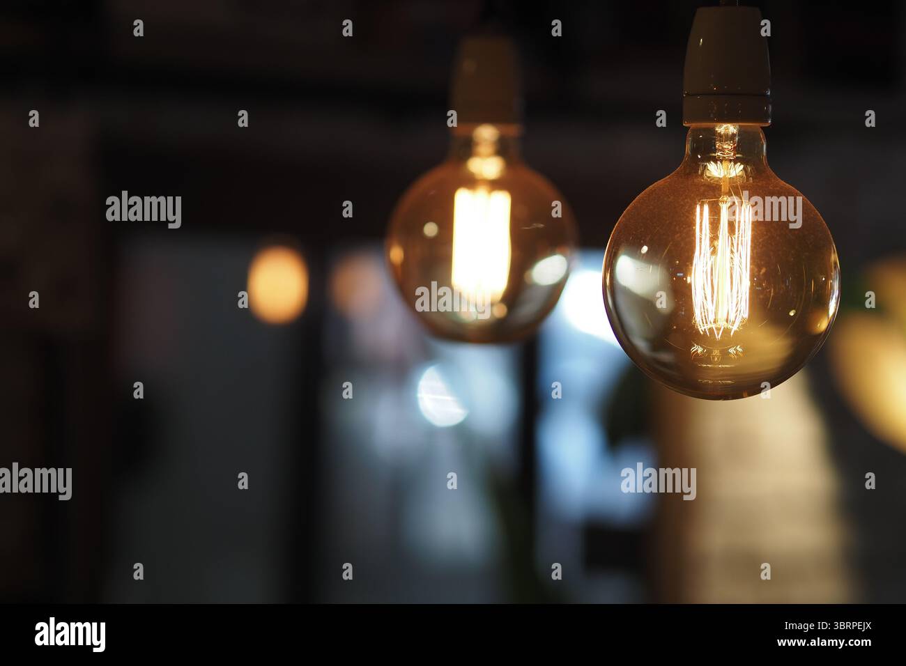 Inviting cafe lighting hi-res stock photography and images - Alamy
