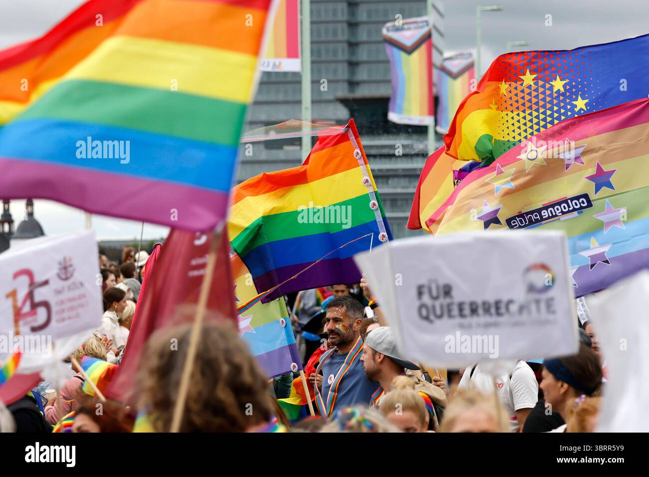 CSD-Besucher auf der alljährlichen CSD-Parade im Rahmen des Cologne ...