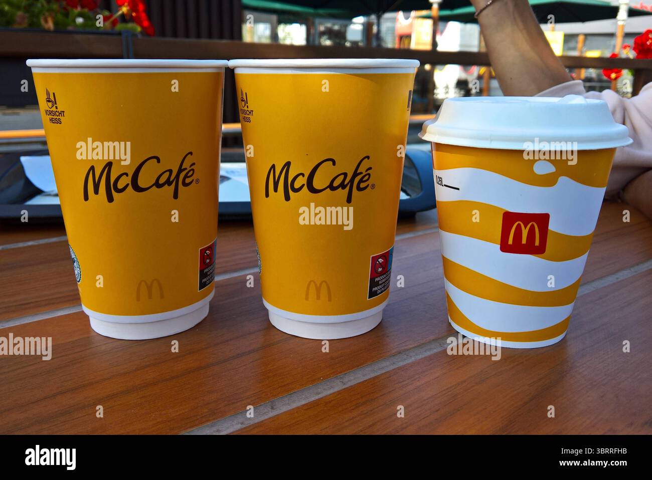 Small Mccafe McDonalds, McCafe, zwei mal Cappuccino grande, sowie eine kleine Cola ...