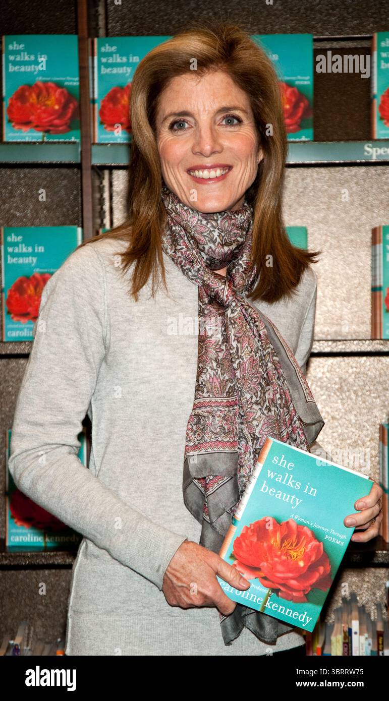洋書 She Walks in Beauty : Caroline Kennedy She Walks in Beauty: A Woman's Journey Through Poems