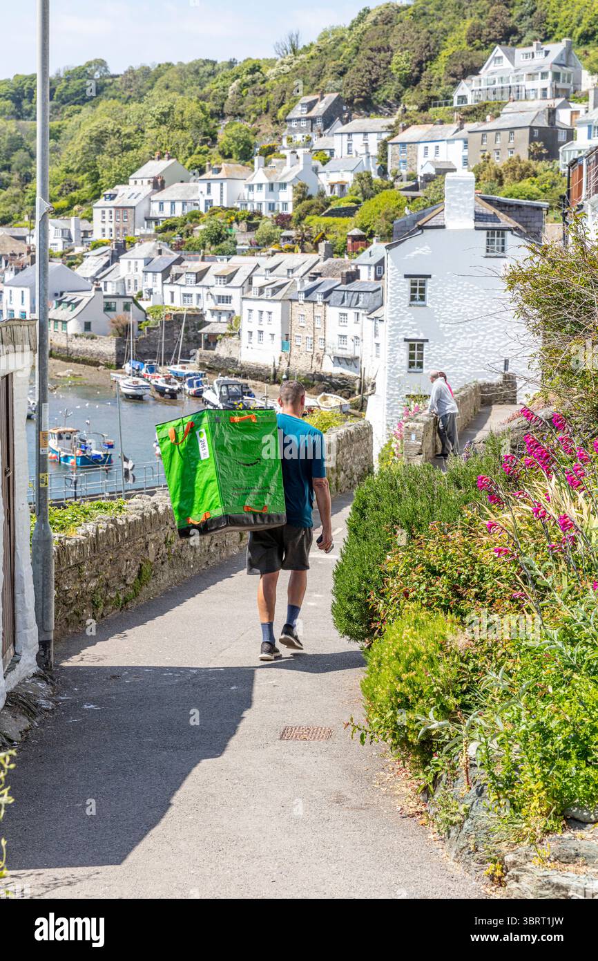 Amazon Delivery, Amazon, delivery, on foot, Amazon delivery on foot, amazon parcels, delivering Amazon, delivering amazon parcels, parcel delivery, UK Stock Photo