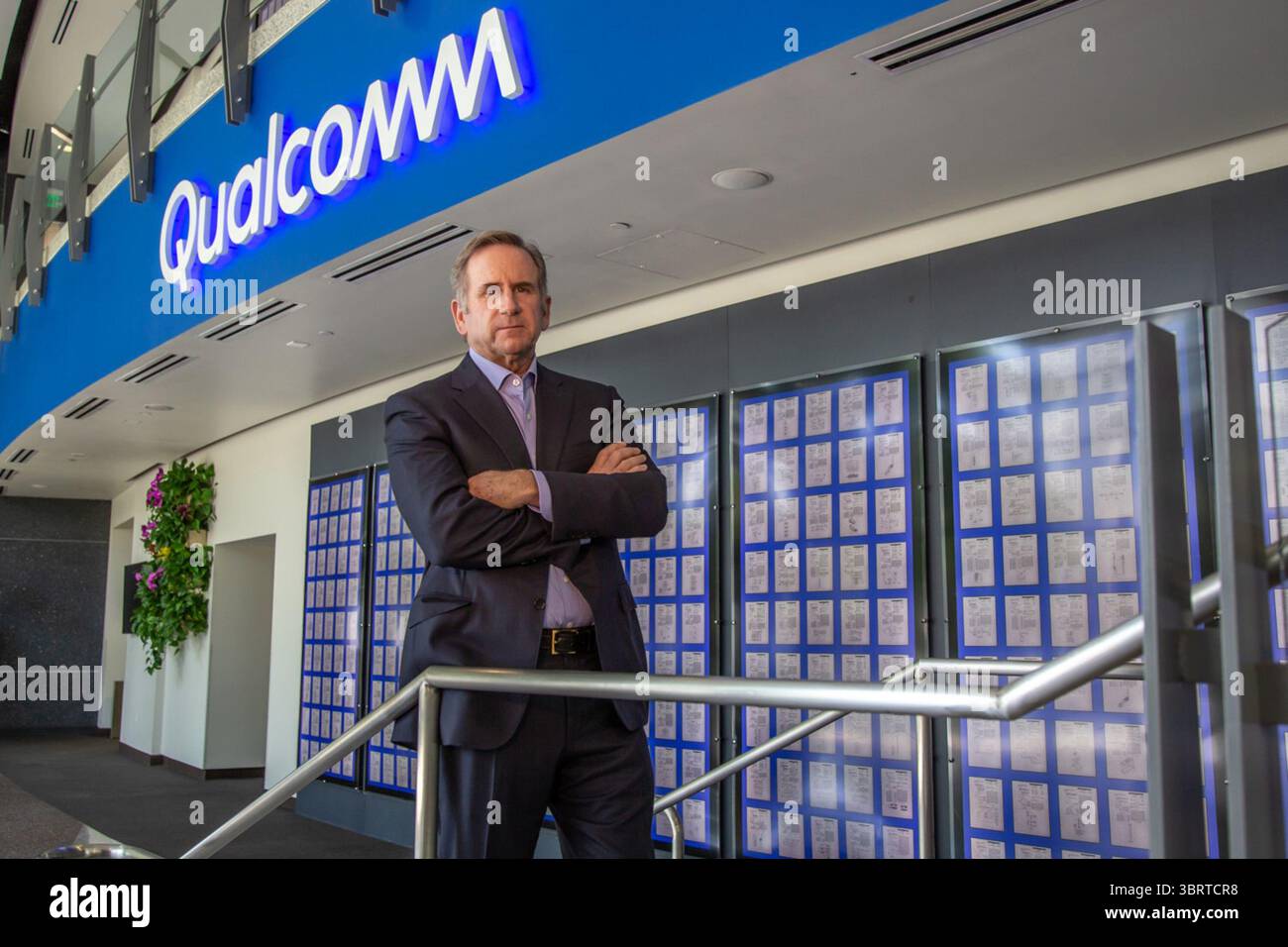 🌍 **"Qualcomm: Una Rivoluzione Strategica tra Automotive e Intelligenza Artificiale - Le Aspettative per il Terzo Trimestre"**