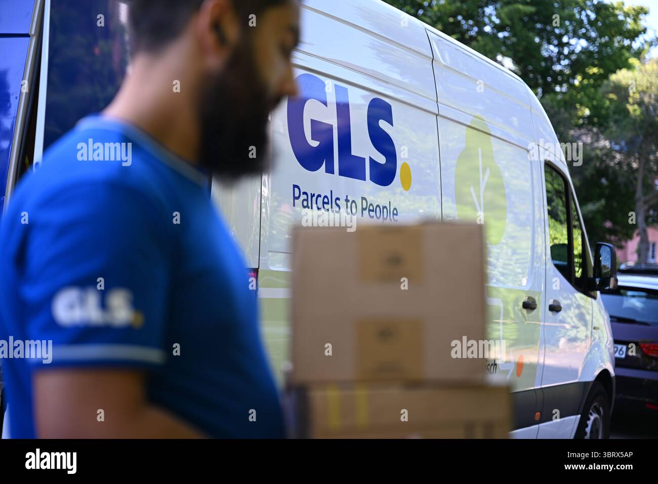 Duesseldorf, Germany. 04th July, 2025. A parcel carrier from the parcel ...