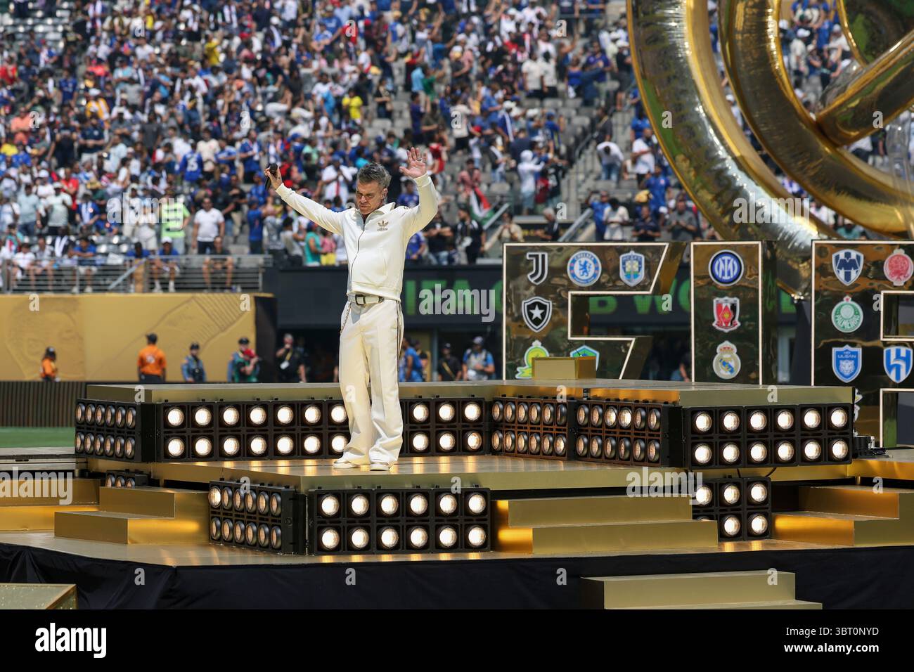 EAST RUTHERFORD, NJ - JULY 13: British singer-Songwriter Robbie ...