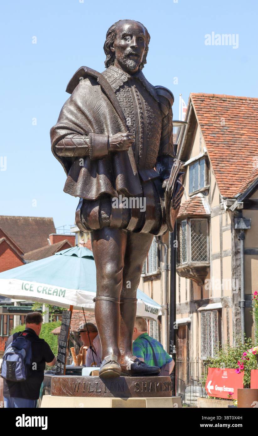Statue of William Shakespeare outside his birthplace, Stratford upon Avon, Warwickshire Stock Photo