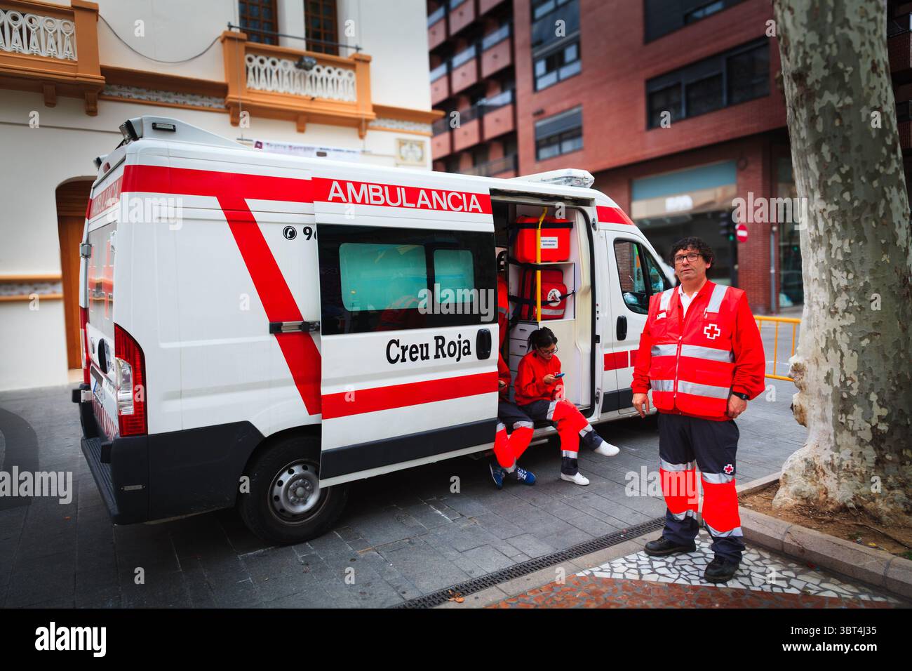 Ambulancia roja hi-res stock photography and images - Alamy