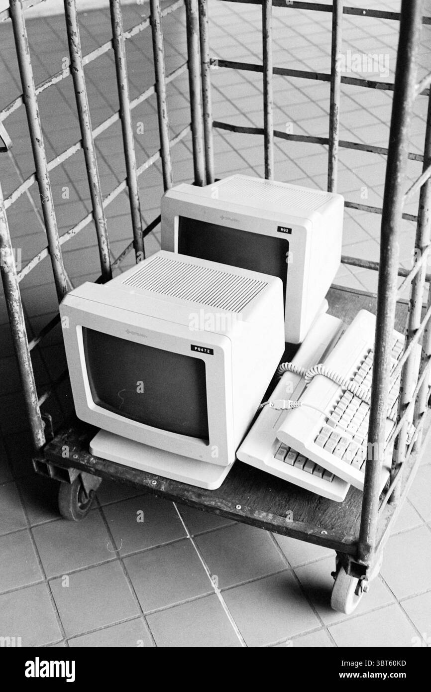 Two bulky computer monitors hi-res stock photography and images - Alamy