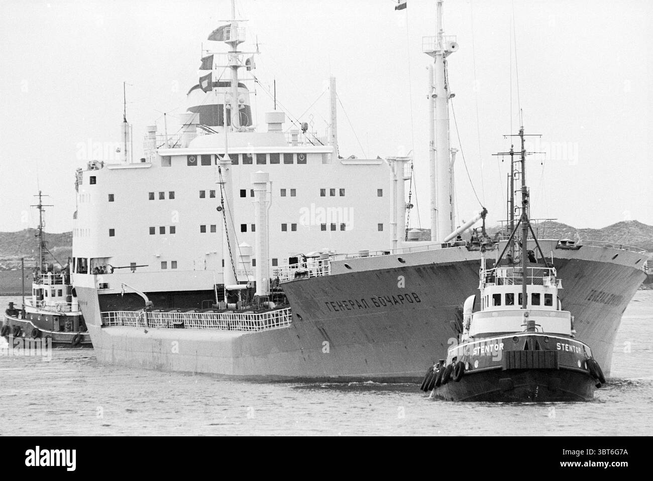 Two cargo ships close hi-res stock photography and images - Alamy