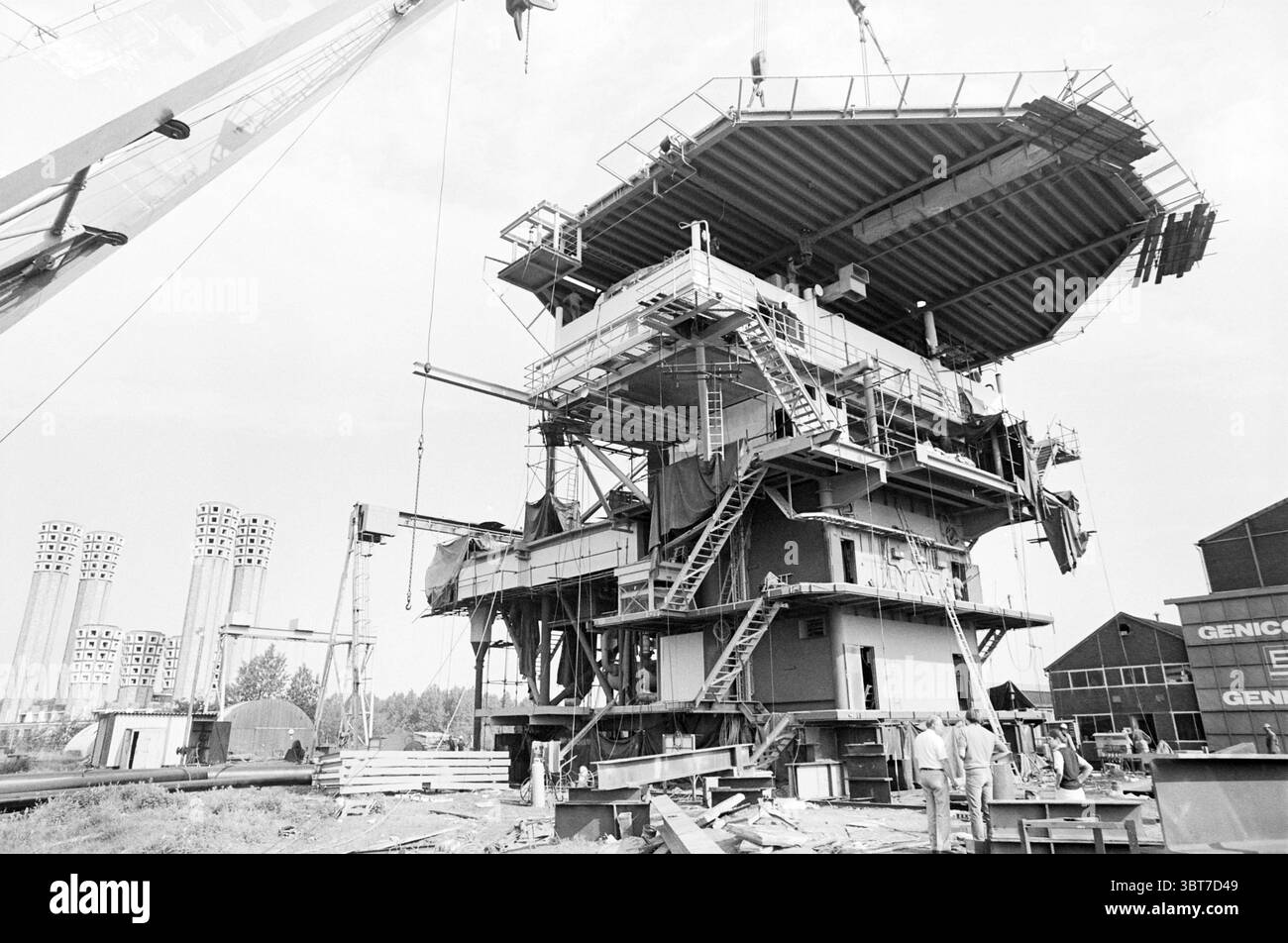 Drilling platform at Genius Velsen-Noord Drilling Islands Velsen-Noord ...