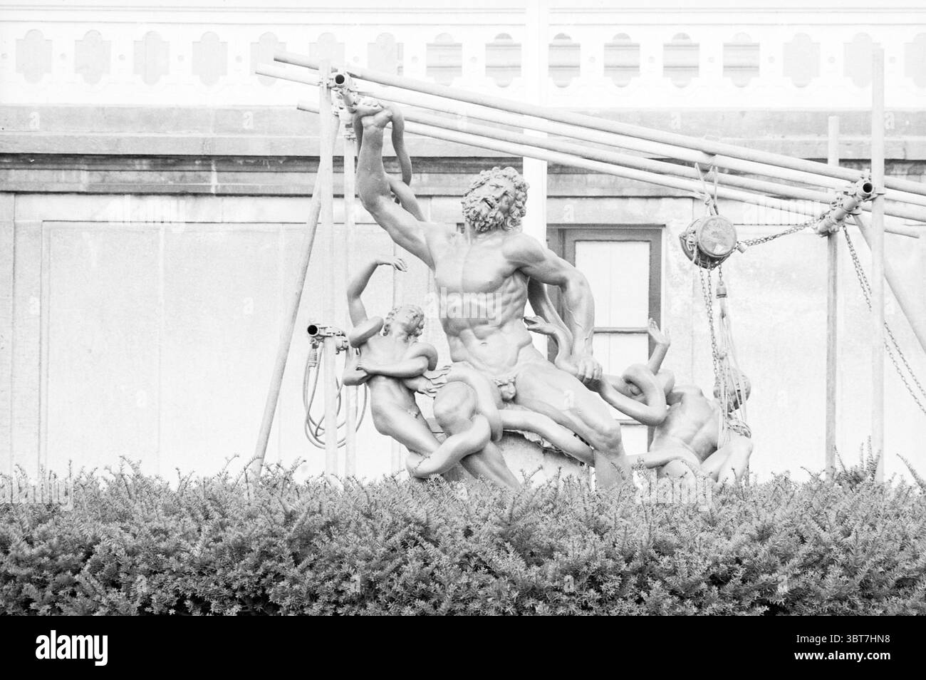 Statue Hoisting Sculpture hoist Black and White Stock Photos & Images - Alamy