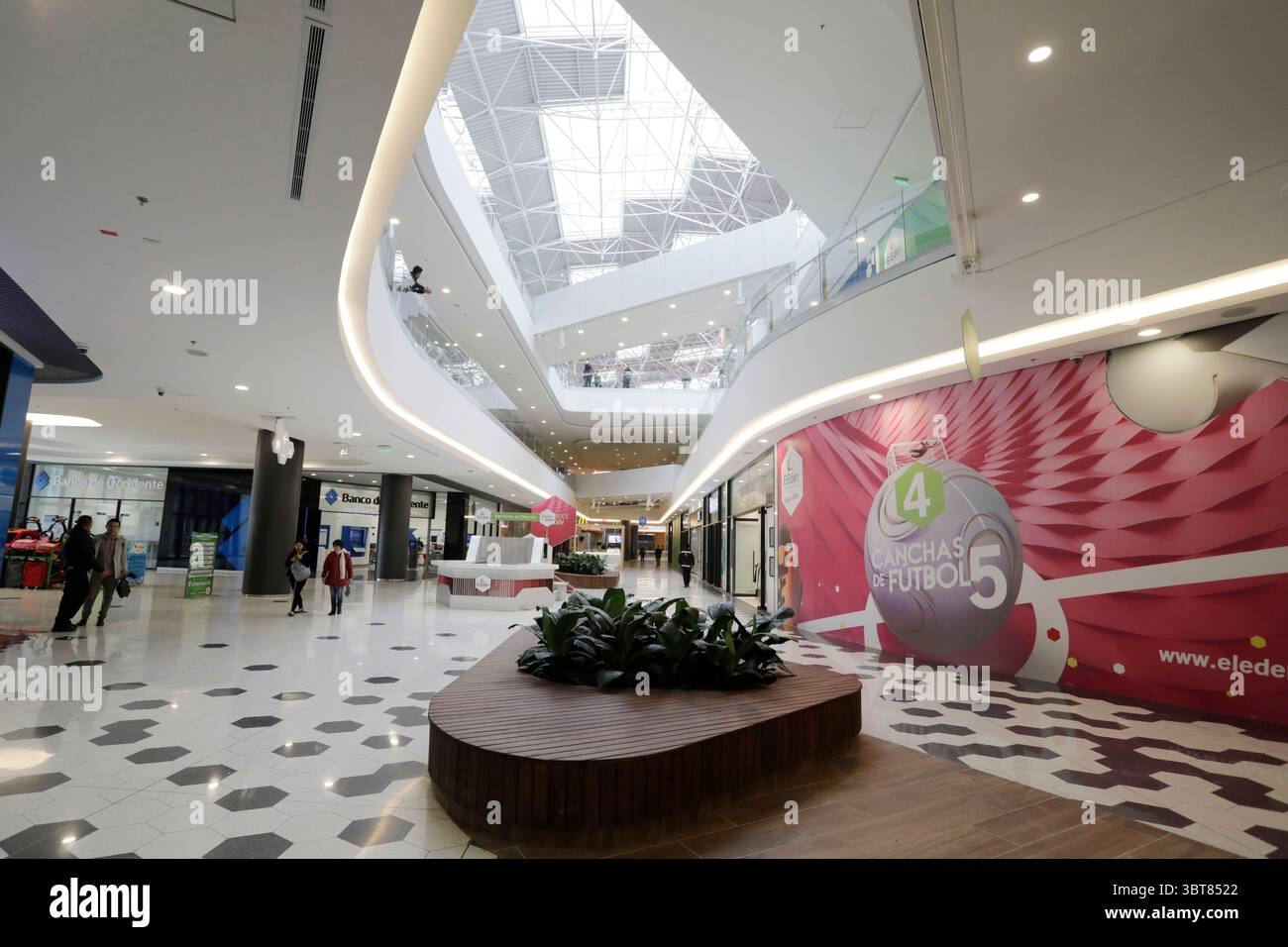 Nuevo centro comercial hi-res stock photography and images - Alamy