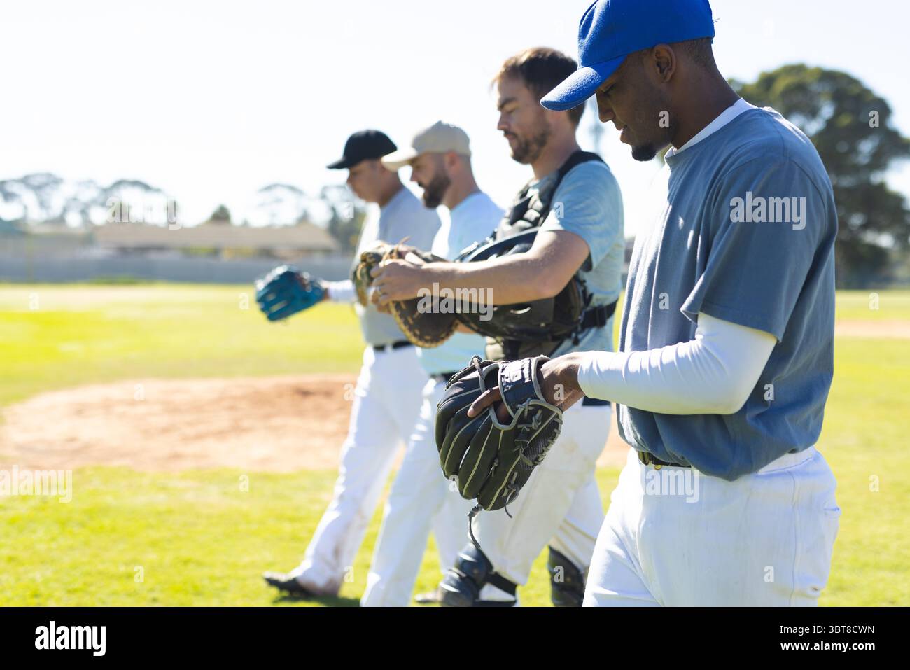 People wearing baseball caps hi-res stock photography and images - Alamy