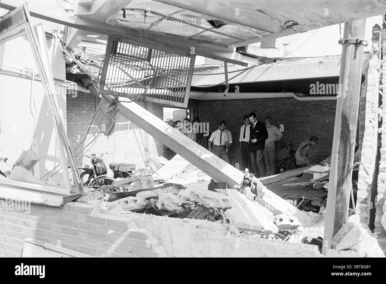 Fallen crane Accidents collisions accidents, Whizgle News, Dutch Desk ...